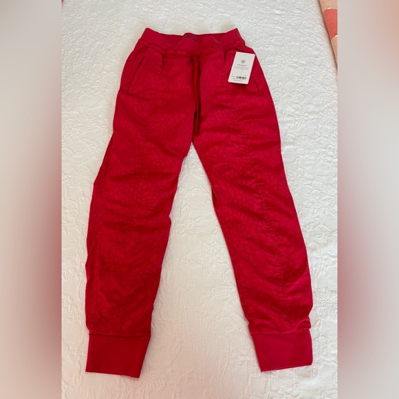 Atheleta Pants - ATHLETA NWT Attitude Lined Texture Pant II in Serpentine Matador Red - Size 2
